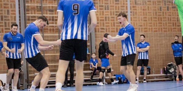 Foto: Blauw Wit boekt belangrijke overwinning in sfeervolle Talter